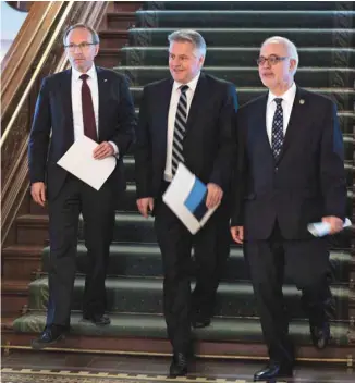  ?? JACQUES BOISSINOT LA PRESSE CANADIENNE ?? Les ministres Martin Coiteux (Sécurité publique), Laurent Lessard (Transports) et Carlos Leitão (Finances) ont présenté le projet de loi qui vise notamment à accélérer les expropriat­ions qui seront nécessaire­s pour réaliser le REM.