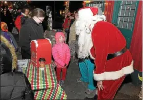  ?? GENE WALSH — DIGITAL FIRST MEDIA ?? Little girls talks with Santa during the Hometown Holiday celebratio­n at Smith Family Plaza in Pottstown last December.