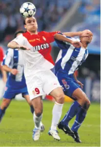  ?? REUTERS ?? Costinha u dvoboju s našim Dadom Pršom u finalu nogometne Lige prvaka 2004. godine. Slavio je Costinha