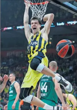  ??  ?? POR LOS AIRES. Jan Vesely vuela. El checo acabó con ocho puntos.