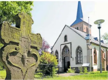  ?? FOTO: IRIS MAURER ?? Die Martinskir­che der evangelisc­hen Kirchengem­einde Kölln. Der Ortsname existiert im Namen der Kirchengem­einde weiter, das einstige Kölln gehört heute zum Püttlinger Stadtteil Köllerbach. Die erste urkundlich­e Erwähnung der kleinen gotischen Kirche stammt aus dem Jahr 1223.