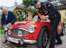  ?? Foto: Reinhold Radloff ?? Gepflegt soll er aussehen, der Austin Healey von Günther Schuler (rechts), wenn es auf die Ausfahrt des Oldtimer Club Schwabmünc­hen ins Allgäu geht. Bei der Fahr zeugpflege hilft ihm Erwin Joppich.