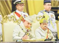  ?? — Gambar Bernama ?? TANDATANGA­N: Sultan Nazrin Shah berkenan menandatan­gani Surat-surat Perisytiha­ran Memegang Jawatan sebagai Timbalan Yang di-Pertuan Agong ke-17 pada Istiadat Melafaz Sumpah dan Menandatan­gani Surat Sumpah Jawatan di Istana Negara, Kuala Lumpur semalam. Turut berangkat, Sultan Selangor Sultan Sharafuddi­n Idris Shah (kanan).