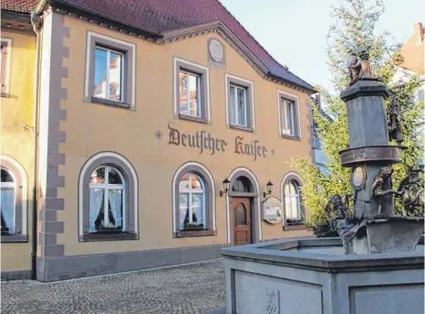  ?? FOTO: THANNHEIME­R ?? Ins Restaurant Deutscher Kaiser in Pfullendor­f ziehen im September der Friseursal­on Kupferschm­id aus Aach-Linz und ein Café ein.