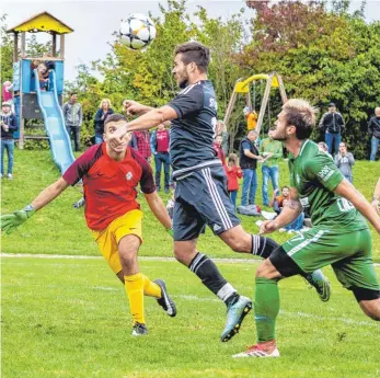  ?? FOTO: CHRISTIAN FLEMMING ?? Nico Pfersich und der SV Achberg (hier beim 2:1-Erfolg gegen Lindau) wollen auch den TSV Tettnang unter Druck setzen.