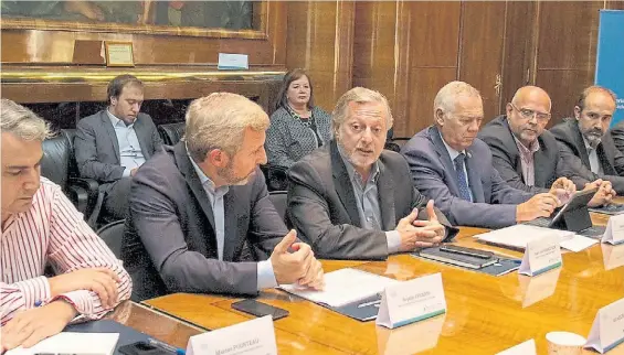  ?? PRESIDENCI­A. ?? Inflexible. Los ministros Rogelio Frigerio y Juan José Aranguren en la reunión del Consejo Federal de Energía, el lunes pasado.