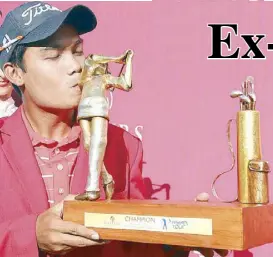  ?? JOEY MENDOZA JR. ?? Rookie Thai pro Natipong Srithong kisses his championsh­ip trophy.