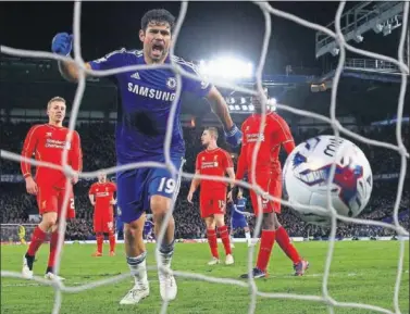  ??  ?? Diego Costa celebra su gol en el Liverpool-Chelsea de la 14-15, el 1-2 que dio el triunfo a su equipo.