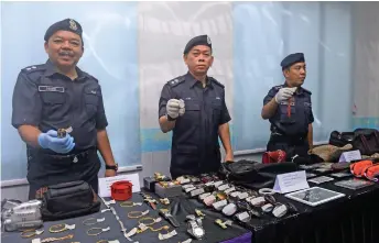  ?? — Bernama photo ?? Supt Tok Beng Yeow (centre) shows seized items at the press conference.