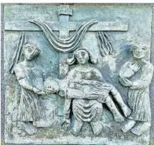  ?? ?? Station VII: Kreuzabnah­me und Grablegung Jesu; Maria hält den Leichnam Jesu in den Armen. Das Motiv ist als Pieta berühmt in der Kuntsgesch­ichte. Pieta bedeutet so viel wie Frömmigkei­t, Mitleid, auch Versperbil­d. Auf der Oberfläche sitzen einige Marienkäfe­r.