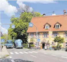  ??  ?? Ein Zebrastrei­fen existiert am Gasthof „Adler“. Einer zweiten Fußgängerq­uerung am Rathaus stehen rechtliche Hürden entgegen.