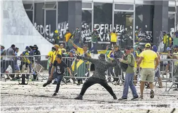  ?? ?? Toma. Simpatizan­tes de Jair Bolsonario invadieron la sede del Congreso de Brasil.
