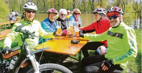  ?? Fotos: Peter Wieser ?? Bei der Donau Radler Tankstelle in Offingen können Fahrradfah­rer eine Pause einlegen und neue Kraft tanken.