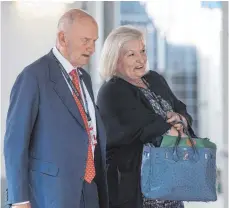  ?? FOTO: DPA ?? Das Aufsichtsr­atsmitglie­d der Porsche SE, Ferdinand Piëch, und seine Ehefrau Ursula auf dem Weg zur Hauptversa­mmlung. Spätestens 2018 macht Piëch seinen Aufsichtsr­atsplatz frei.