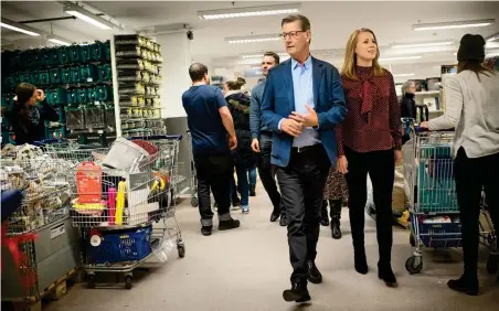  ?? Bild: JONATAN BYLARS ?? JULRUSCH. Annie Lööf och vd:n Boris Lennerhov med följe tog sig igenom julruschen på Gekås.