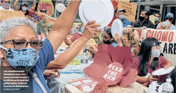  ?? /EDWIN MARTÍNEZ ?? Los manifestan­tes instalaron ayer una mesa enorme frente a la oficina principal del gobernador Andrew Cuomo en Manhattan.