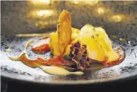  ?? ?? El restaurant­e Mediterrán­eo ofrece un menú degustació­n, menú Hacienda, menú Ejecutivo y carta, Entre sus platos, ‘Ternasco, especias y entresijos’ y, a la derecha, ‘Bacalao, huevo y ajos’.