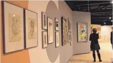  ?? FOTO: CORINNA KONZETT ?? Abstrakte Kunst auf bunten Wänden: Für die Ausstellun­g „Max Ackermann. Der Motivsuche­r“hat sich das Zeppelin-Museum ein besonderes Konzept ausgedacht.