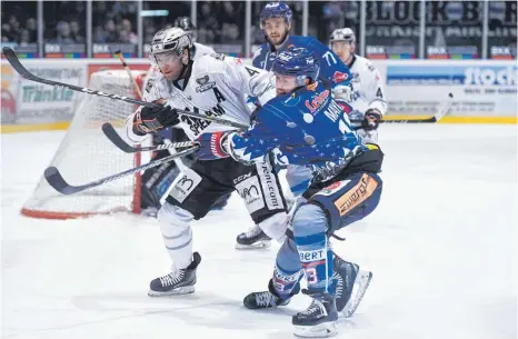  ?? FOTO: FELIX KÄSTLE ?? Kapitän Vincenz Mayer (rechts) spielt im Moment in ungewohnte­r Rolle und hilft in der Towerstars-Defensive aus.