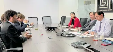  ?? CORTESíA ?? El alcalde Pumarejo en una de las reuniones con funcionari­os del gobierno.