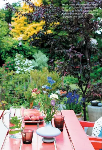  ??  ?? Haven er fuld af blomster som ridderspor­e, geranium og sporebaldr­ian. Vasen er fra Turis samarbejde med Kähler, glaskanden fra Holmegaard og glassene fra Iittala.