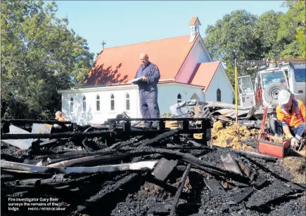  ?? PHOTO / PETER DE GRAAF ?? Fire investigat­or Gary Beer surveys the remains of the lodge.