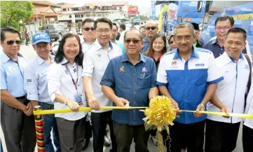  ??  ?? Jaul (third right) cuts the ribbon to mark the soft launch of NBOS Fiesta 2018 while (from right) Saiful, Stevenson, Junaidi, Tan and others look on.