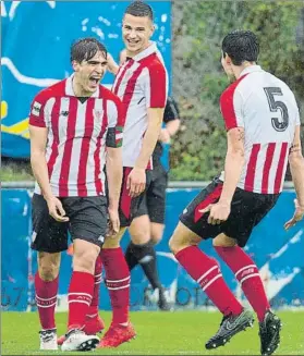  ?? FOTO: JUAN ECHEVERRÍA ?? ¡Por fin! Undabarren­a, Guruzeta y Unai Bilbao celebran un gol en Urritxe