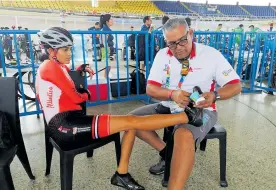  ??  ?? Loraine Linares, deportista de paracyclin­g, junto a su entrenador ‘Pepe’ Caballero.
