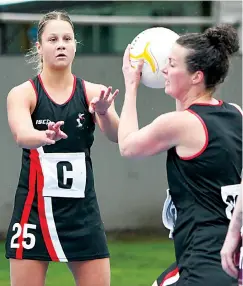  ?? ?? Warragul’s Alex Cole feeds into Jaime Rollinson during A grade.