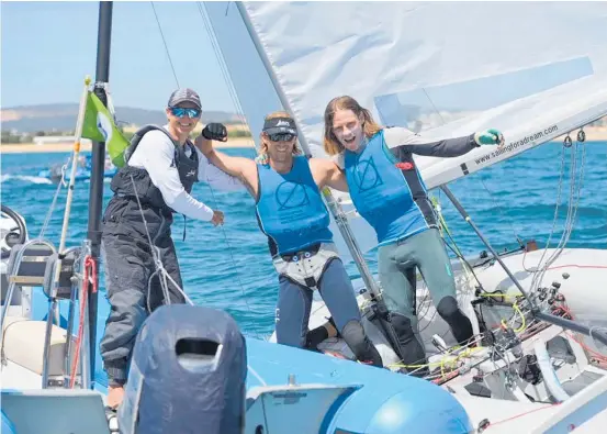  ?? Photo / Joao Costa Ferreira ?? Dan Willcox and Paul Snow-hansen celebrate with their coach Geoff Woolley.