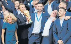  ?? F: AP ?? Lucas Hernández, junto a Macron (con el trofeo), su esposa Brigitte, Lloris y Deschamps