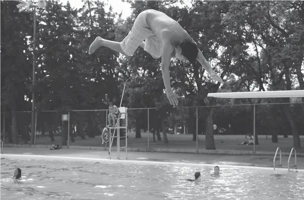  ?? QC FILE PHOTO ?? Regina Leader-Post columnist Rob Vanstone — not shown diving — has quickly developed a fondness for time spent at Wascana Pool.