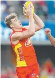  ?? Picture: GETTY IMAGES ?? Tom Lynch marks against the Kangaroos.