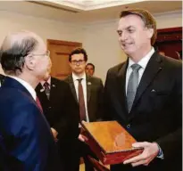 ?? Allan Santos/pr ?? O presidente Jair Bolsonaro (PSL) recebe os cumpriment­os do bispo Edir Macedo
