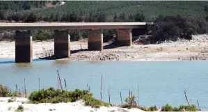  ?? PICTURE: IAN LANDSBERG ?? THREAT: Water levels at Theewaters­kloof dam near Villiersdo­rp are low.