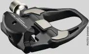  ??  ?? À part leur ligne d’axe qui diffère, les pédales sont presque identiques à celles du Dura-Ace. Elles modifient l’appui avec leur épaisseur diminuée de 0,7 mm.