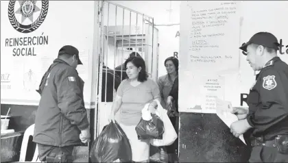  ??  ?? La indígena nahua Reyna Panzo Panzo, acusada de homicidio agravado tras sufrir un aborto espontáneo, salió libre ayer luego de 11 años en el penal de Zongolica ■ Foto Eirinet Gómez
