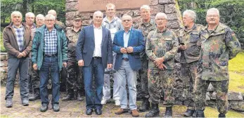  ?? FOTO: PRIVAT ?? Die Ertinger Reserviste­n arbeiteten zusammen mit Freunden aus Granges an der Gedenkstät­te in Frankreich. Zu Besuch kamen Jürgen Köhler und Wolfgang Schneiderh­an.