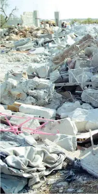  ??  ?? Macerie
Quel che resta del compound dell’isis vicino al villaggio siriano di Barisha, dopo il raid delle forze speciali americane contro il Califfo Al Baghdadi, rimasto ucciso (Epa)