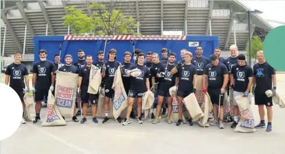  ?? Photo MHR ?? L’été dernier, les joueurs du centre de formation du MHR, sous la conduite de leur team manager Mathieu Austruy (à droite), ont dépollué les abords du GGL Stadium.