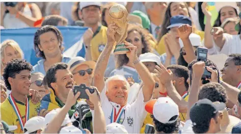  ?? FOTO: MULTHAUP/DPA ?? Mario Zagallo reckt 1994 als Assistenzt­rainer der brasiliani­schen Fußball-Nationalma­nnschaft den WM-Pokal in die Höhe. Die brasiliani­sche Fußball-Legende war an vier WM-Titeln beteiligt – das schaffte weltweit niemand sonst. Im Alter von 92 Jahren ist der „Professor“nun verstorben.