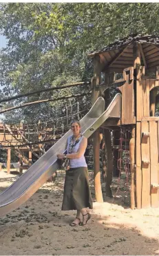  ?? RP-FOTO: BUSCHKAMP ?? Ein seltenes Bild auch für Kinderdorf-Leiterin Julia Bartkowski: Der Spielplatz im Bethanien-Kinderdorf ist wegen der Corona-Krise gesperrt.