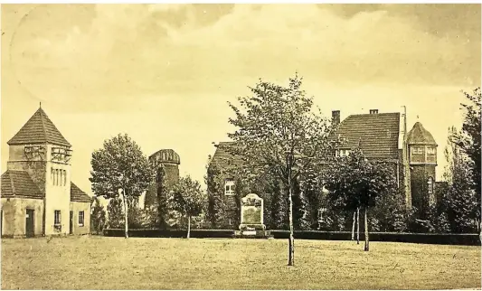  ??  ?? Diese Postkarte wurde 1940 von einer Urlauberin verschickt. Kurze Zeit später wurde der Blick auf die Mühle 1954 durch weitere Klassenräu­me verbaut. Die kleinen Bäumchen sind heute wahre Riesen, der Platz dient Kindern zum Spielen.