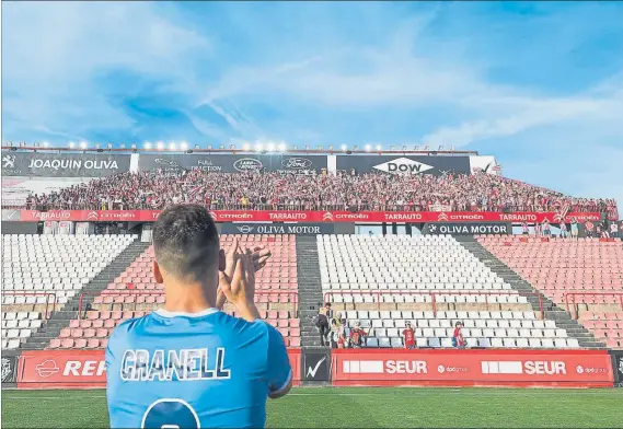 ??  ?? Álex Granell agradece el apoyo de los 1.500 aficionado­s que se desplazaro­n al Nou Estadi El Girona necesita un punto para ser equipo de Primera