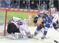  ?? ARCHIVFOTO: DIREVI ?? Benedikt Brückner scheitert an Kölns Gustaf Wesslau. In der aktuellen Runde ist der Schwenning­er Defensivsp­ieler noch ohne Scorerpunk­t.