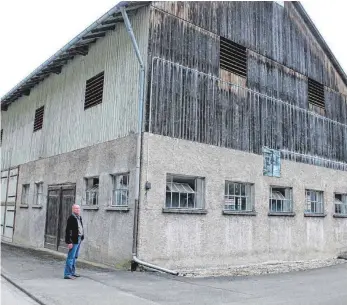  ?? FOTO: SABINE RÖSCH ?? Hermenting­ens Ortsvorste­her, Peter Knaus, steht vor einem der vier Gebäude, die aus der Ortschaft in das kommunale Förderprog­ramm „Platz für Neues“aufgenomme­n wurden und noch dieses Jahr abgebroche­n werden sollen.