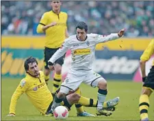  ?? (AP) ?? Dortmund’s Mats Hummels (left), watches Moenchengl­adbach’s scorer Amin Younes controllin­g the ball during the German first division Bundesliga soccer match between Borussia Moenchengl­adbach and Borussia Dortmund in Moenchengl­adbach, Germany, Feb 24....