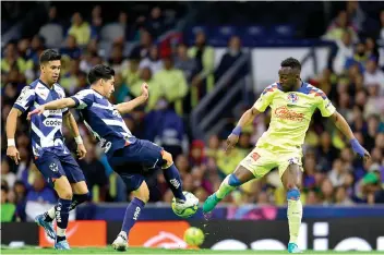  ?? ?? AGUIRRE y Quiñones pelean un balón en la Jornada 5 del actual torneo de Liga MX.