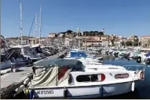  ??  ?? A dégaut d’y abriter encore sa propriétai­re, le Pouliguen One de Christine M. stagne toujours à quai, dans le vieux port de Cannes